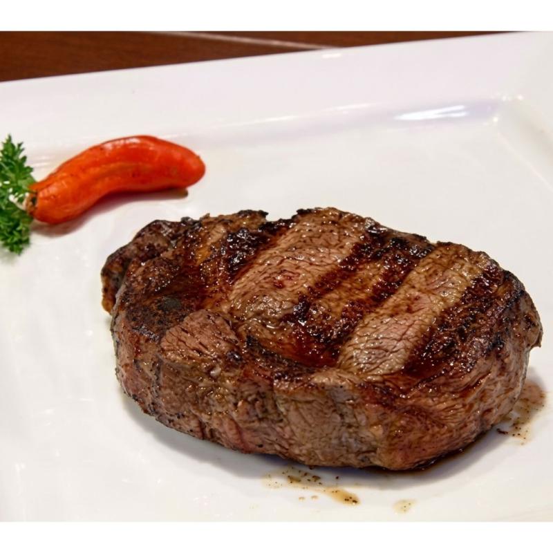 O 'Ancho 600g', ícone da categoria 'Assados', é uma verdadeira experiência gastronômica. Trata-se de um suculento e generoso bife ancho, perfeitamente assado e cuidadosamente selado em nossa churrasqueira tradicional, para garantir a preservação de todo o seu sabor autêntico. A finalização do prato é realizada no renomado Charbroiler, que confere uma textura inigualável e um perfeito toque defumad