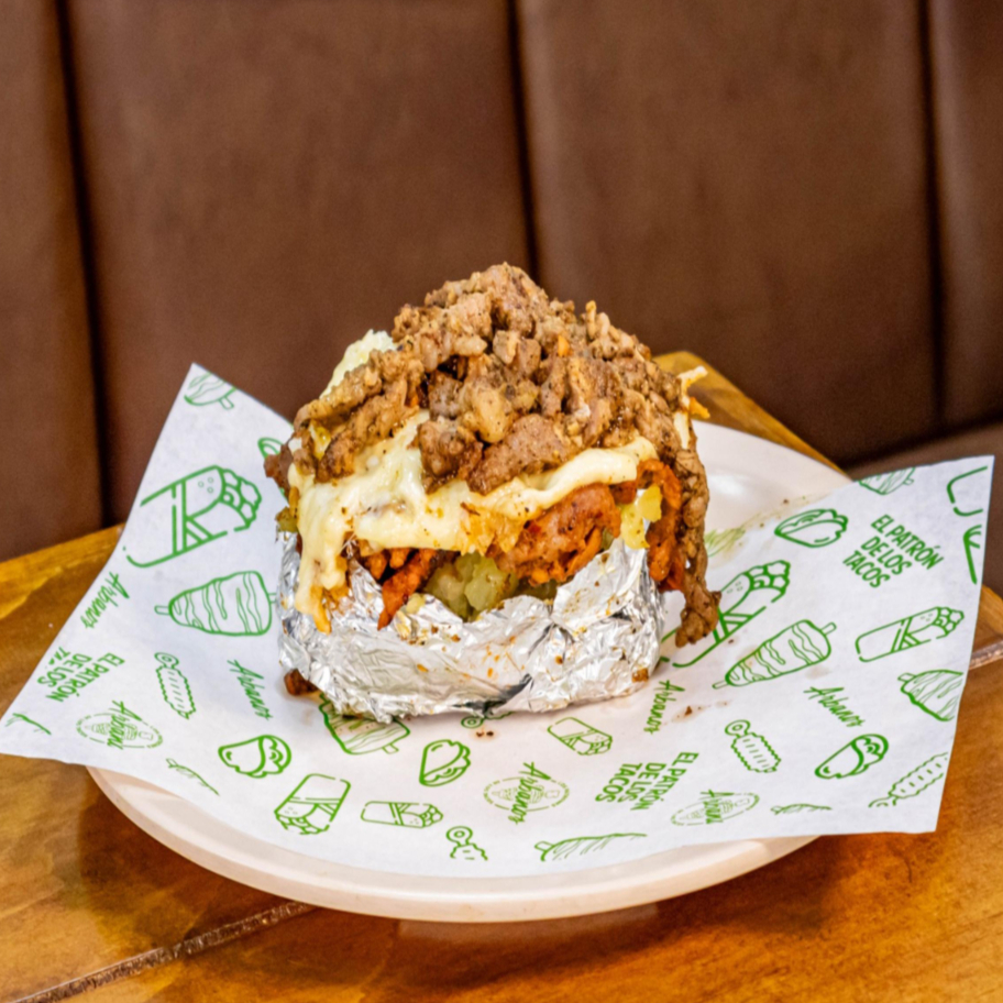 Papa Asada con Carne y Queso