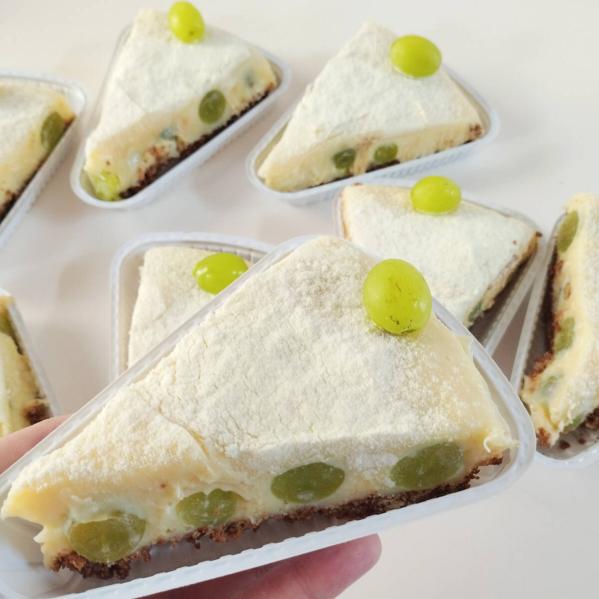 Base de bolacha maizena, com creme de leite ninho com uvas verdes! Aprox 150g