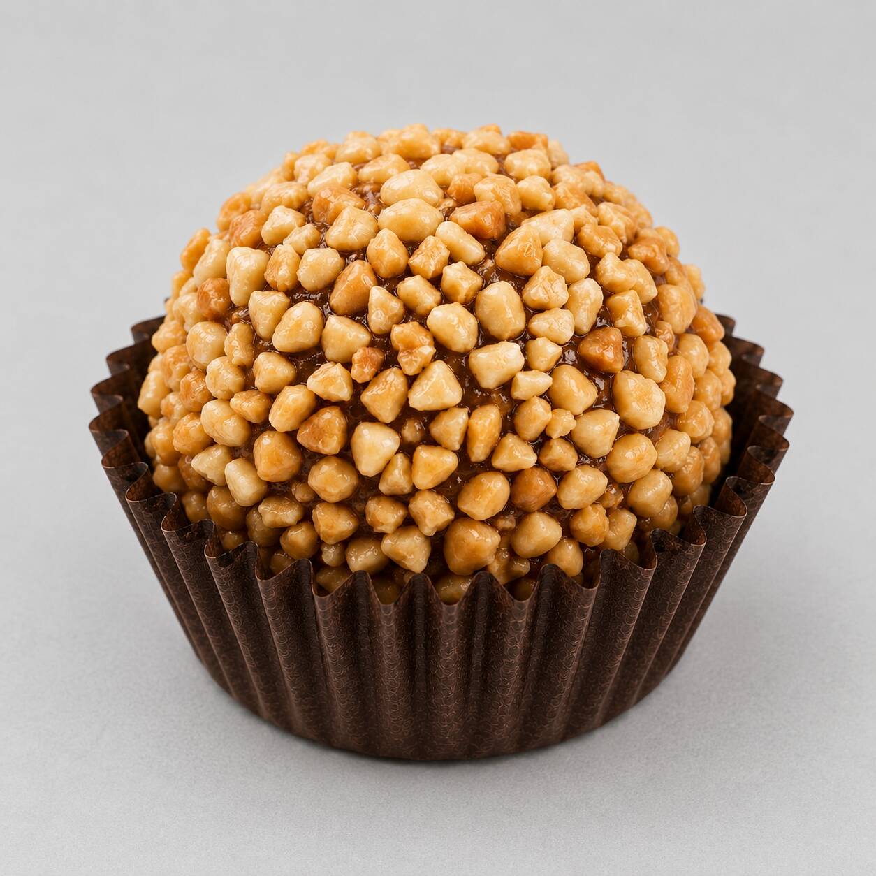 Brigadeiro de chocolate coberto com amendoim crocante. Mais sabor e crocância em cada mordida.
