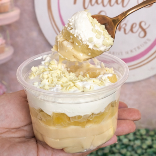 Vem se deliciar com essa sobremesa refrescante, chocolate branco Galak com geleia de abacaxi artesanal e mousse de Ninho com granulado. Perfeição em tamanho generoso. ---------------tags------------------- bombom de uva , bombom de morango, delicia no pote, delicia de abacaxi, pave ninho com nutellaPave crocante, pave, tortas, limao, oreo, cookie , Copo de felicidade, choco morango, copao , delicia, chocolate, galak, morango, sobremesa, doces, ferrero rocher , Ouro Branco, brownie, Kinder bueno, doce de leite, Ninho com morango,Ninho com Nutella, ofertas, desconto, entrega rapida, cupons, entrega gratis