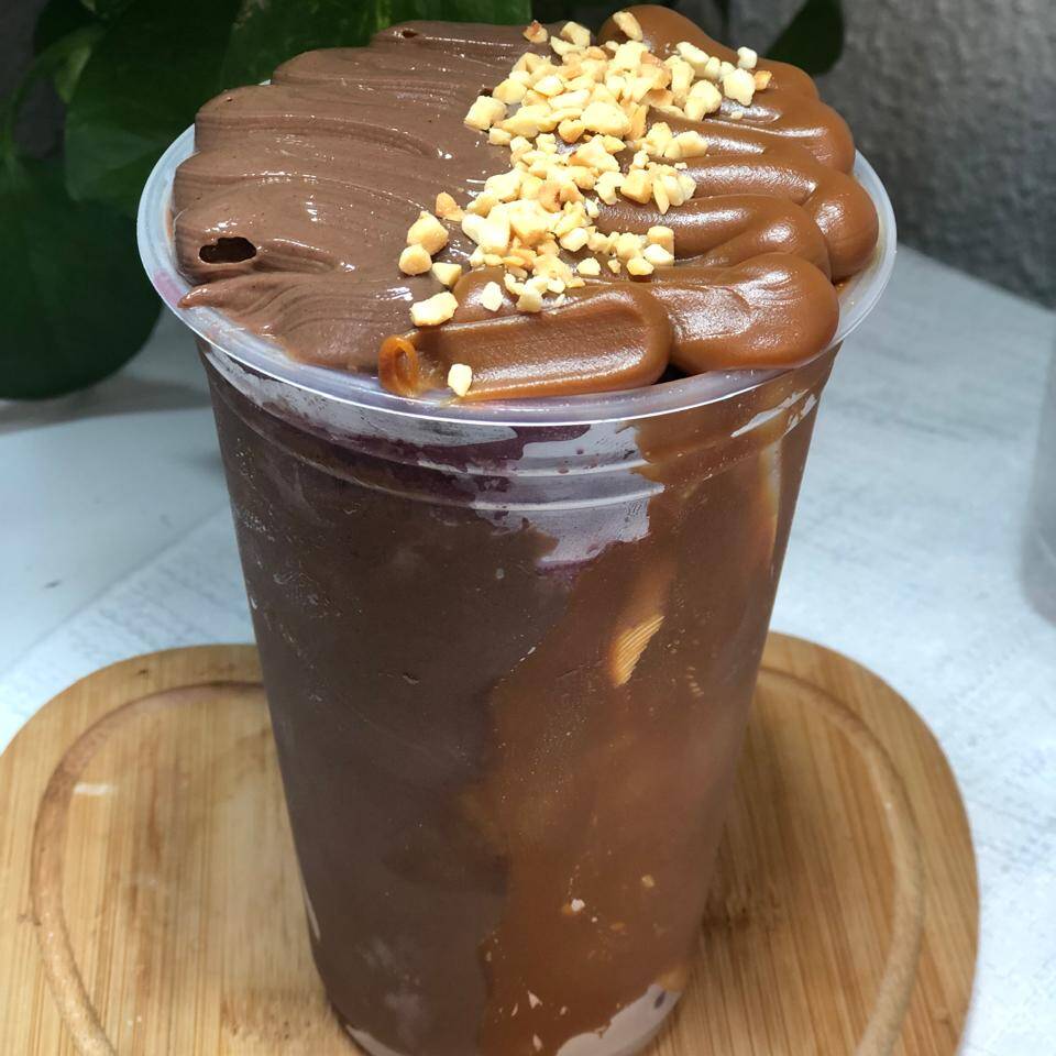 🍫💜 **Açaí Trufado Brigadeiro Nobre & Doce de Leite**
Uma combinação irresistível de sabores que vai conquistar seu coração! 😍
Nosso açaí trufado é super cremoso e vem acompanhado de um delicioso brigadeiro nobre meio amargo, com aquele sabor intenso e sofisticado do chocolate, e um doce de leite de ótima qualidade, cremoso e cheio de sabor.
A mistura perfeita entre o chocolate meio amargo e a doçura do doce de leite, criando uma experiência deliciosa em cada colherada!
✨ **Cremoso, sofisticado e irresistível!**
Um copo de açaí feito para quem ama sabores marcantes e recheios de qualidade. 💜🍫