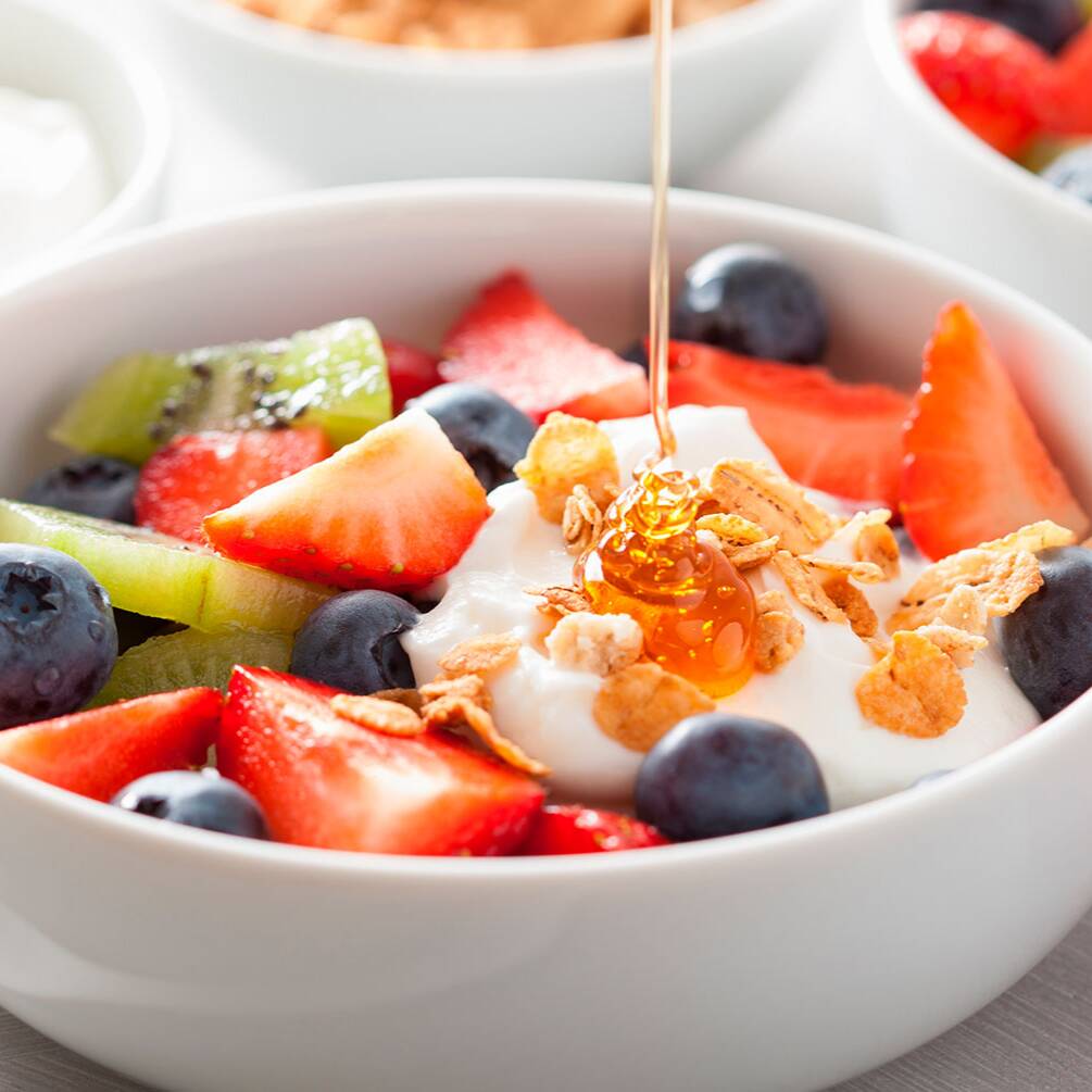 Plato de fruta con granola y miel