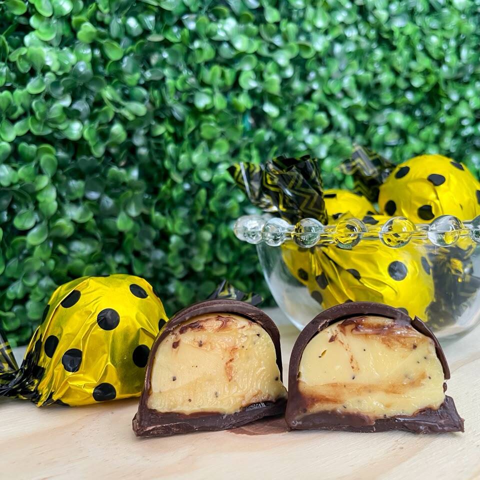Casquinha generosa de chocolate blend com um irresistível brigadeiro de maracujá. Uma combinação perfeita que derrete na boca a cada mordida.
Serve 1 pessoa.