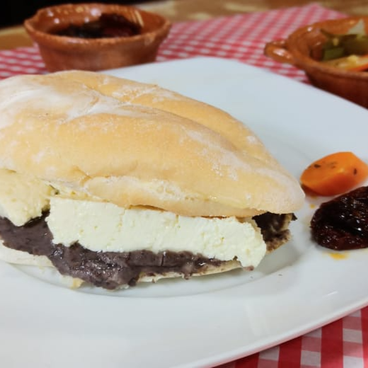 Torta Frijoles Refritos y Queso Fresco