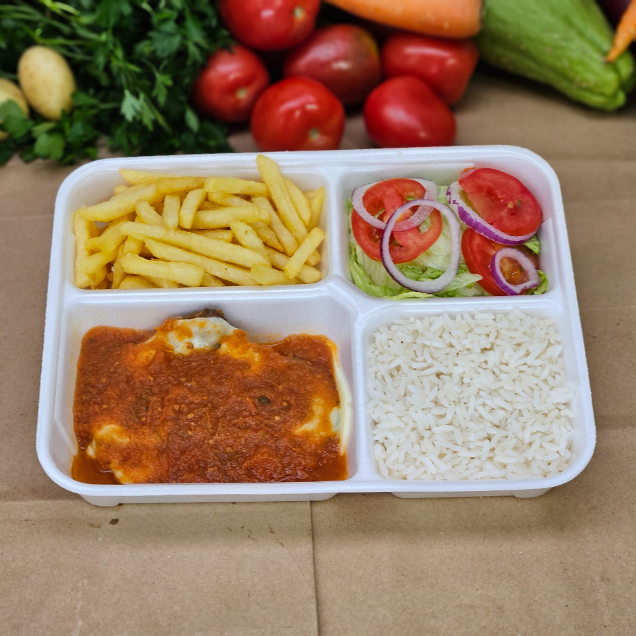 Alcatra empanada, crocante por fora e suculenta por dentro, com molho de tomate caseiro e queijo gratinado. Arroz bem temperado com mix de cebola e alho, batata frita, saladinha. - Marmita separadinha Serve 1 pessoas