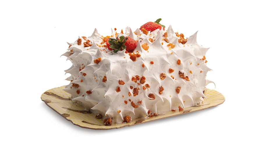 Bolo de massa branca, recheios de creme gelado com morango e doce de leite com crocante, cobertura de marshmallow, morangos e crocante.