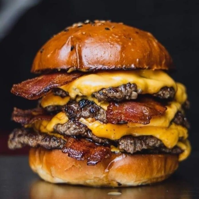 Pão brioche, três carne artesanal 60g, queijo cheddar, bacon e molho.