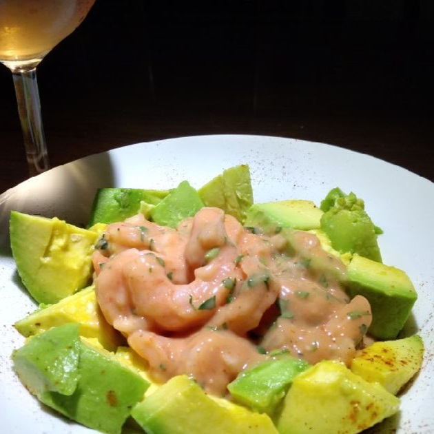 Ceviche Sobre Aguacate en Salsa Caribeña