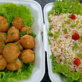 Frago Empanado crocante, Arroz Chop suey, Presunto, Cenoura, Cebolinho, Ovos, ao Molho Chef