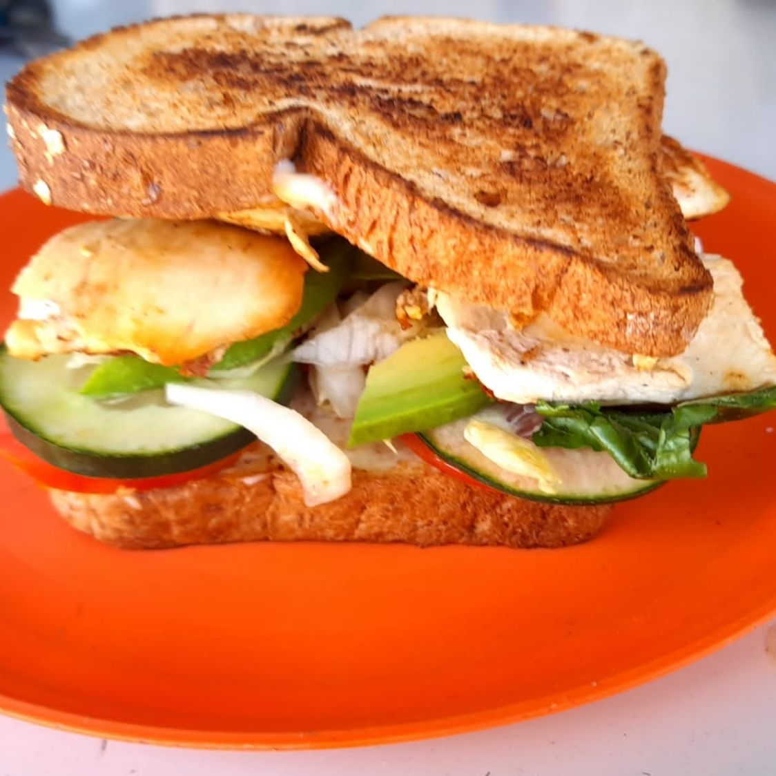 Sándwich de Pechuga más Un Agua de Frutas