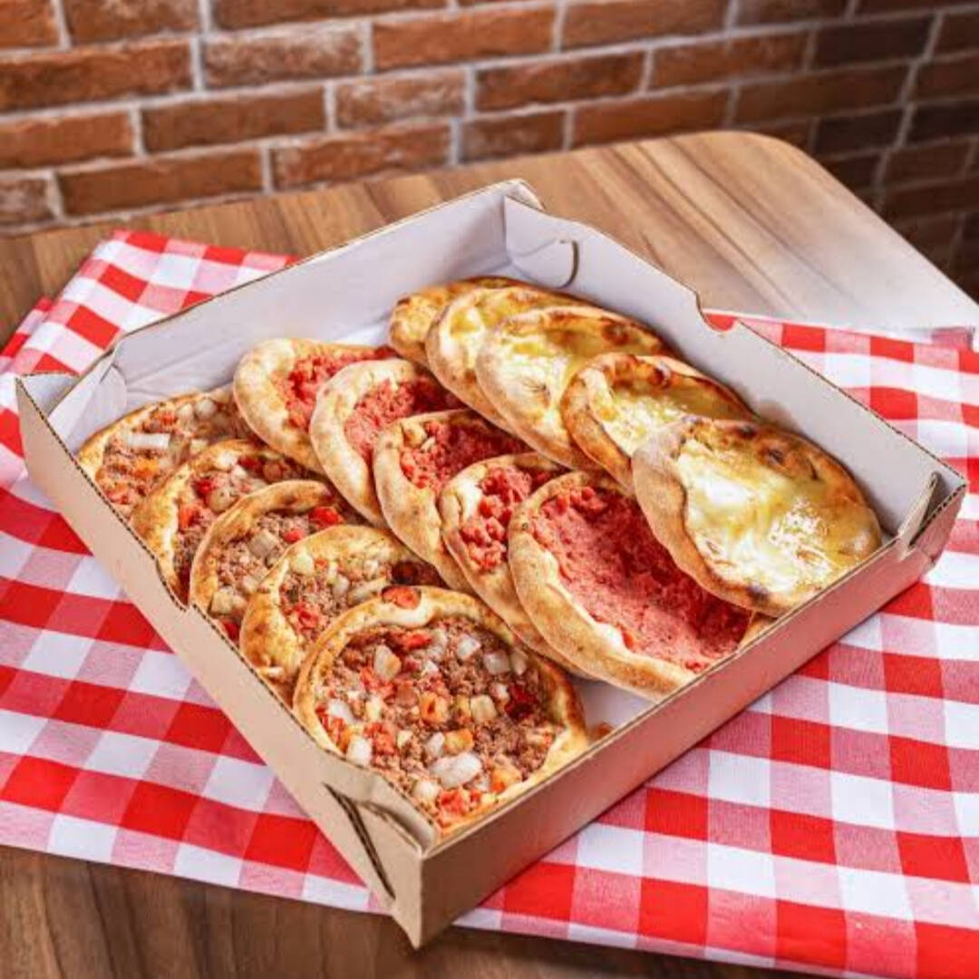 20 Esfiha Tradicionais + 10 Esfihas Doces ( mistas )+ 2 REFRI Litros