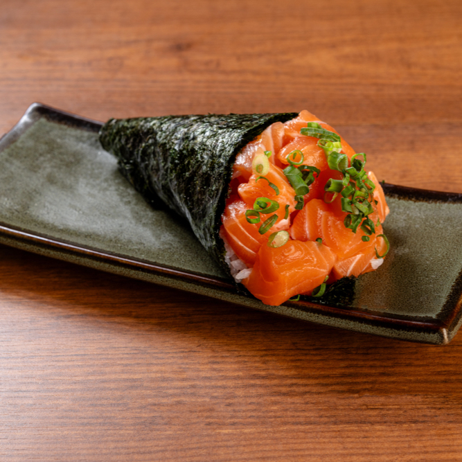 Temaki de salmão batidinho. Enrolado em forma de cone com alga por fora. ( cream cheese e cebolinha).