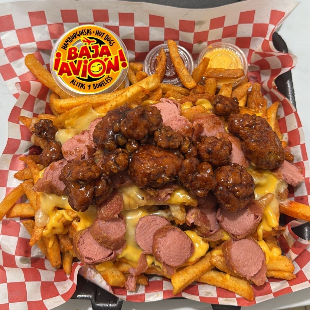 Salchipapas con Boneless