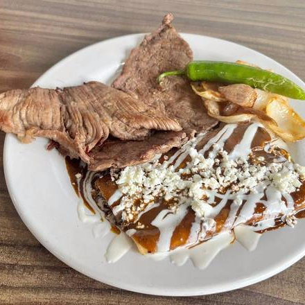 Cecina con Enchiladas de Mole