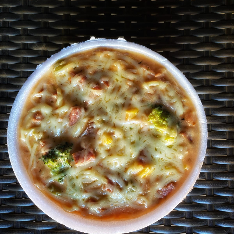 CALABRESA, MILHO, AZEITONA, ERVILHA, BROCOLIS, MANJERICÃO, OREGANO, TOMATE E CEBOLA.