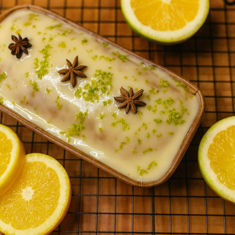 Feito com suco natural de laranja e um mix especial de farinhas nutritivas. Bolo leve, aromático, e com aquele gostinho caseiro que abraça. Saudável, funcional, zero açúcar, sem trigo e sem leite.