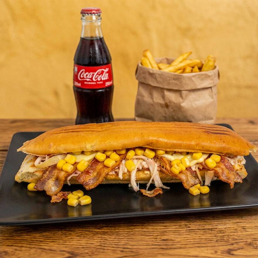 Cola Tocineta y Pollo Maiz + Papas + Bebida