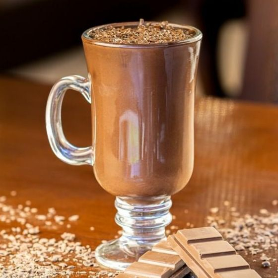 Preparado com chocolate em pó Lugano e leite vaporizado: cremoso e saboroso