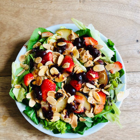 Mix folhas, queijo de cabra, morango, ameixa, uva, framboesa e amêndoas