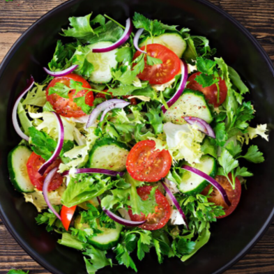 FOLHAS DA ESTAÇÃO, CEBOLA ROXA, TOMATE,PEPINO, E MOHO DA CASA.