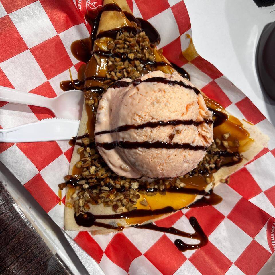 Crepa de Cajeta, Nuez y Helado