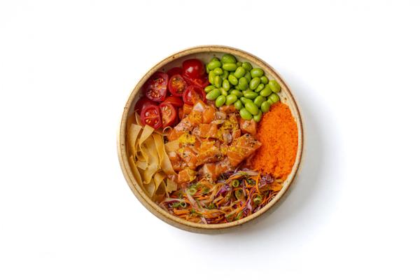 120g de Barriga de Salmão Trufada, base (recomendamos arroz negro e molho shoyu trufado), tomate cereja, edamame, mix saladinha no misso, massago e crocante harumaki.