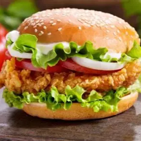 PÃO, EMPANADO DE FRANGO, QUEIJO, CHEDDAR, SALADA E MOLHO