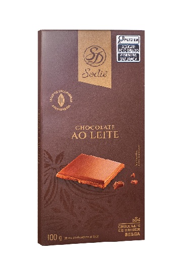 Um clássico belga irresistível. Com um pouco mais de 33% de cacau, o chocolate ao leite combina perfeitamente notas de cacau suave, caramelo e leite fresco. Sua textura cremosa e o dulçor equilibrado fazem desta barra uma experiência indulgente e sofisticada. Ideal para saborear ou harmonizar com cafés e sobremesas elegantes.