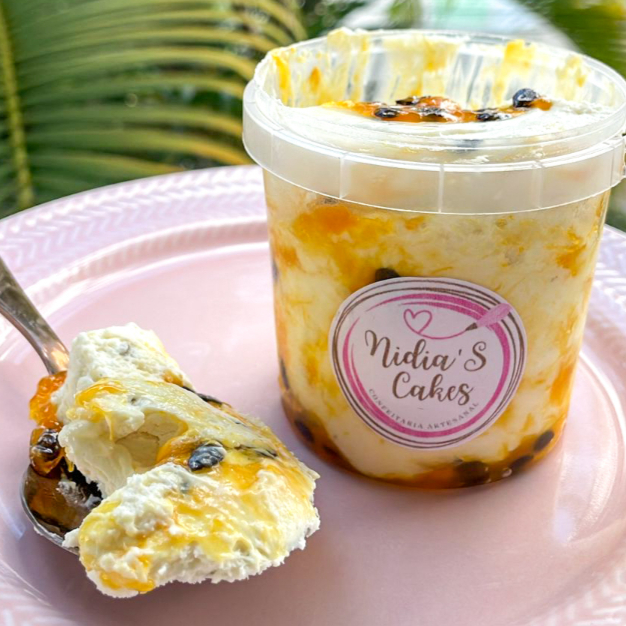 Azedinha e geladinha totalmente artesanal que vai adoçar voce, isso mesmo Sorvete Artesanal de Maracuja , com um sabor inigualavel e com geleia de Maracuja. Pede o seu e repita porque voce vai se apaixonar. Consumir assim que receber sua delicia ou manter refrigerado. ......................tags............................ sorvete artesanal, sorvete, artesanal, sorvete no pote, pote de sorvete, abacaxi com coco, frutas vermelhas, maracuja, geladinho, gourmet