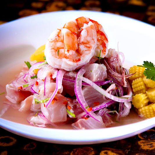 Salmão camarão e peixe branco finalizado com molho de limão e laranja pimenta e especiarias do chef