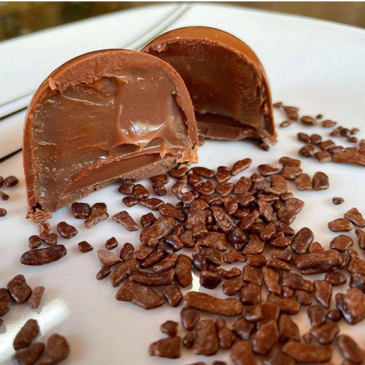 Trufas artesanais produzidas com chocolate de alta qualidade e recheios cremosos