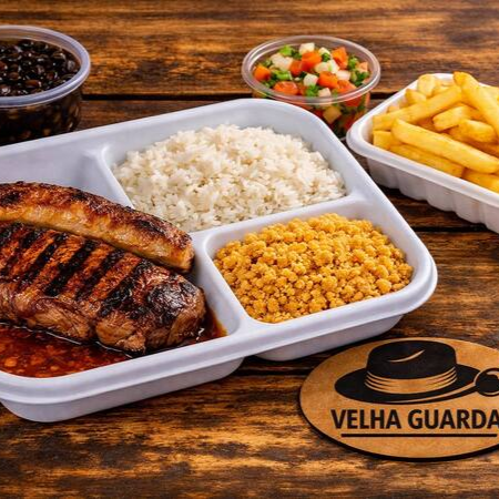 Suculenta picanha grelhada com arroz, feijão, farofa, fritas e molho à campanha.