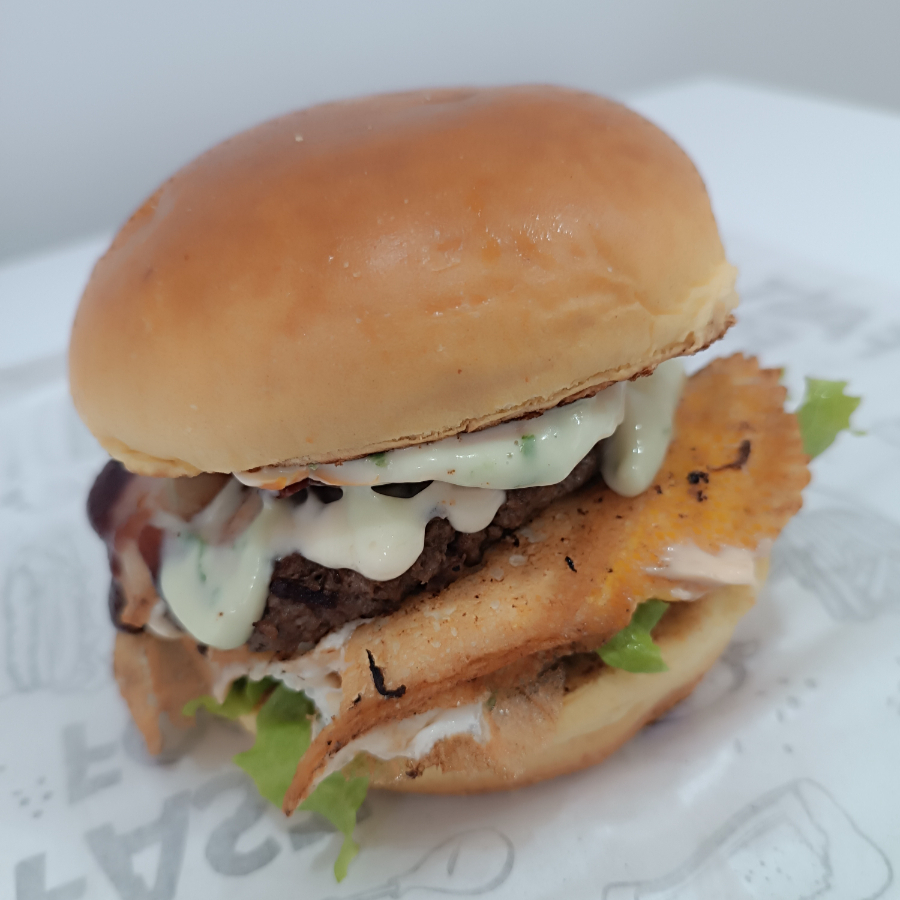 Pão brioche,2 hambúrguer,2 bacon,ovo, alface, cebola roxa, tomate, molho baconesse, molho verde.