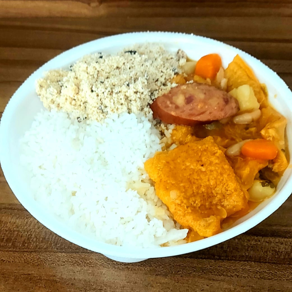 Deliciosa Mini Quentinha de Dobradinha com Feijão Branco acompanhada de arroz branco e farofa da casa com aproximadamente 500 gramas de comida