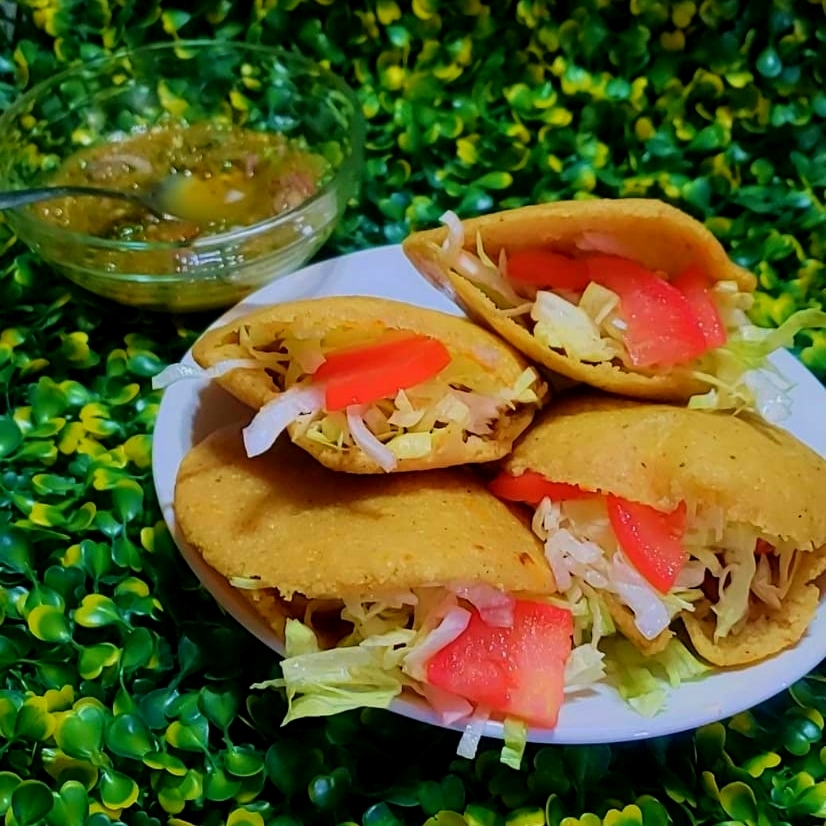 4 Gorditas De Maiz Doradas Mas Soda.