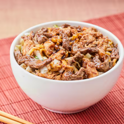 A combinação perfeita de carne, frango, presunto e legumes no macarrão yakisoba frito. Tudo temperado com molho shoyu, especiarias orientais e óleo de gergelim torrado!