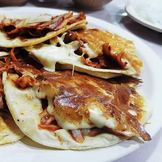 Taco de suadero con queso en tortilla de harina