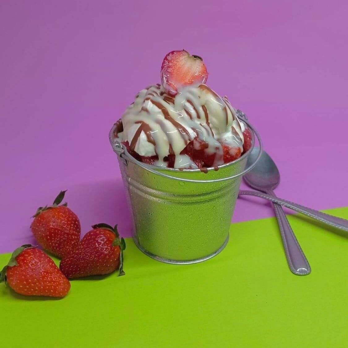 Fresas con Crema, Chocolate y Lechera