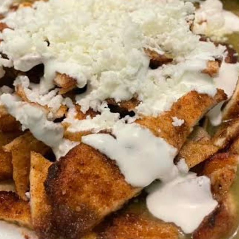 Chilaquiles con Pechuga Empanizada