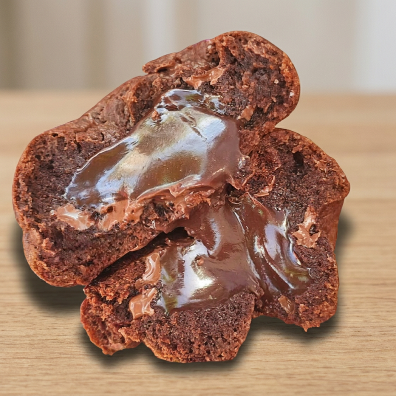 Bem chocolatudo. Massa de chocolate com gotas de chocolate ao leite e recheado com muuito brigadeiro.