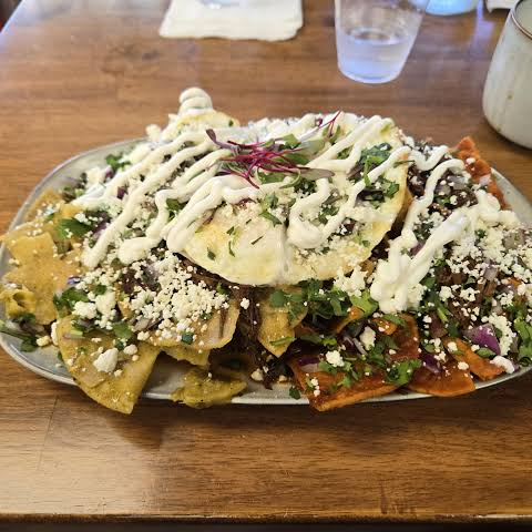 Chilaquiles con Birria + Agua Fresca 457ml