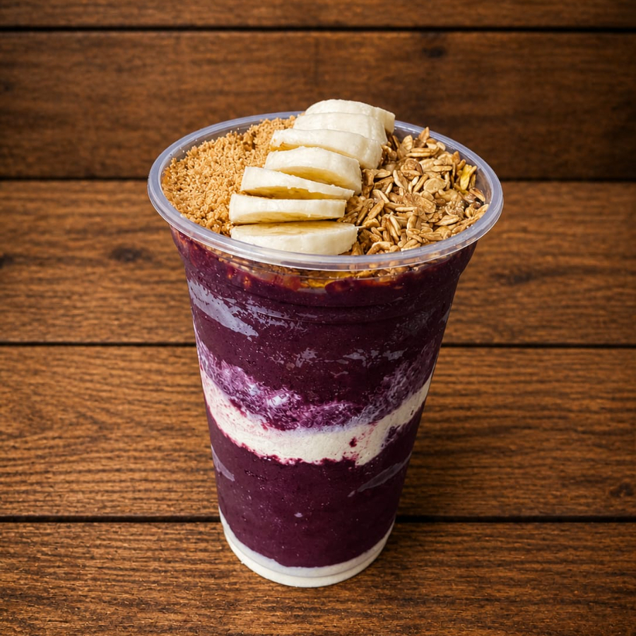 Açaí super cremoso montado em camadas de leite em pó e leite condensado e no topo 4 adicionais de sua escolha