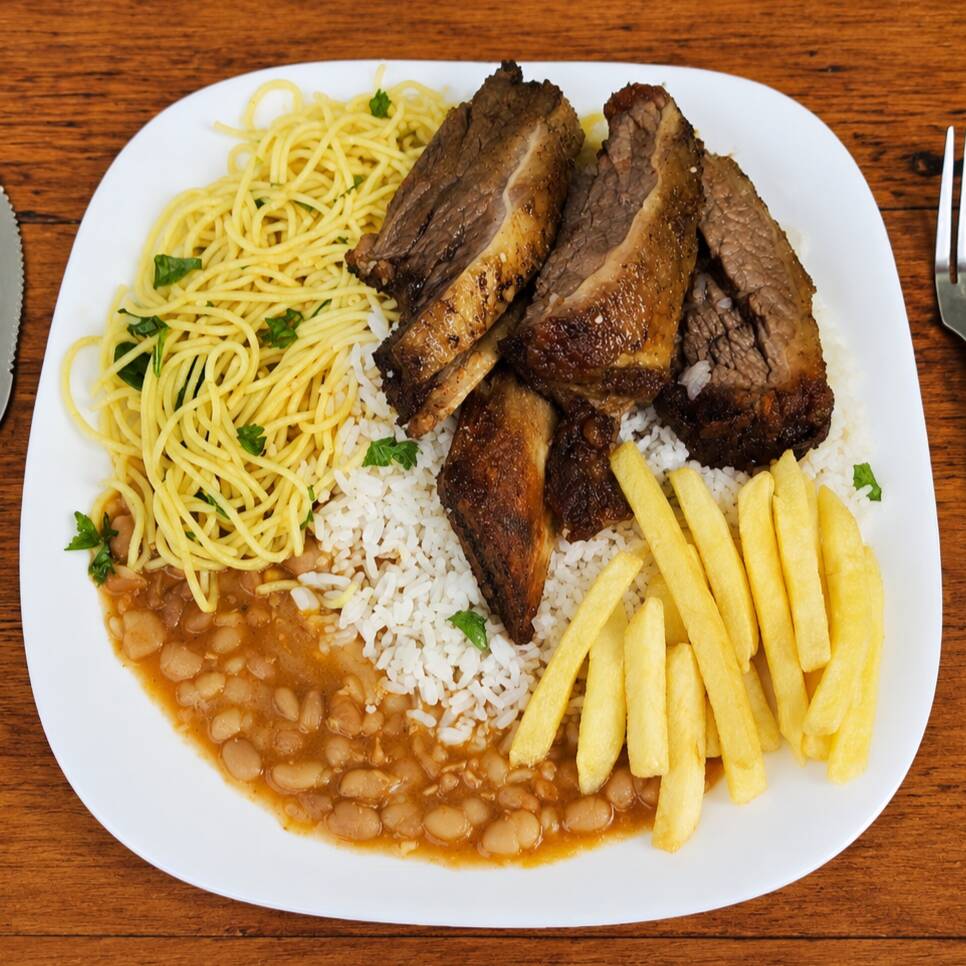 Costela bovina assada no bafo com arroz, feijão, macarrão e batata frita.