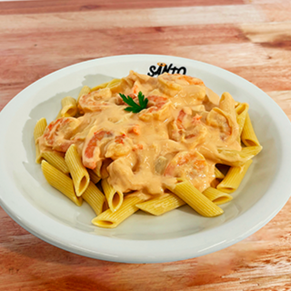 Saboreie a combinação perfeita com a massa tipo penne (200g) com de camarões selecionados, envoltos no nosso excepcional molho de Strogonoff, à base de condimentos da famosa marca Heinz e champignons e creme de leite (200g). (Os ingredientes do preparo do strogonoff não podem ser alterados e/ou retirados).