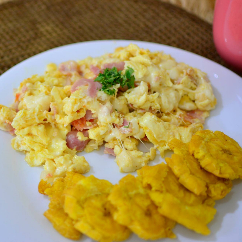 Huevo Ranchero con Patacon y Queso