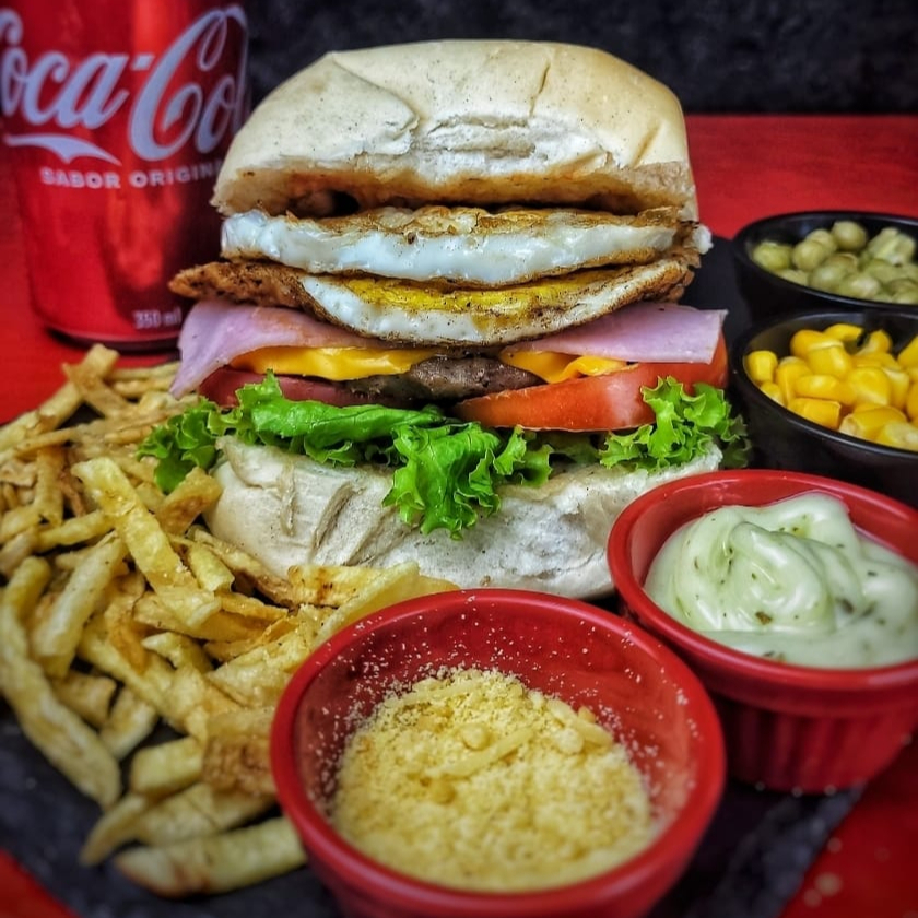 Saboroso lanche com Pão bola , carne , queijo cheddar, presunto , 2 ovos, ketchup , molho especial da casa , milho, ervilha, batata palha, alface, tomate e queijo ralado.  #hotdog#bacon#cheddar#picanha#xtudo#xsalada#burguer#cachorroquente