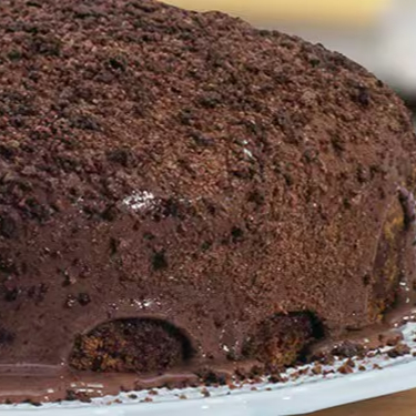 Massa: bolo de formigueiro Recheio/Calda: calda de brigadeiro Cobertura/Decoração: salpicado com Ovomaltine