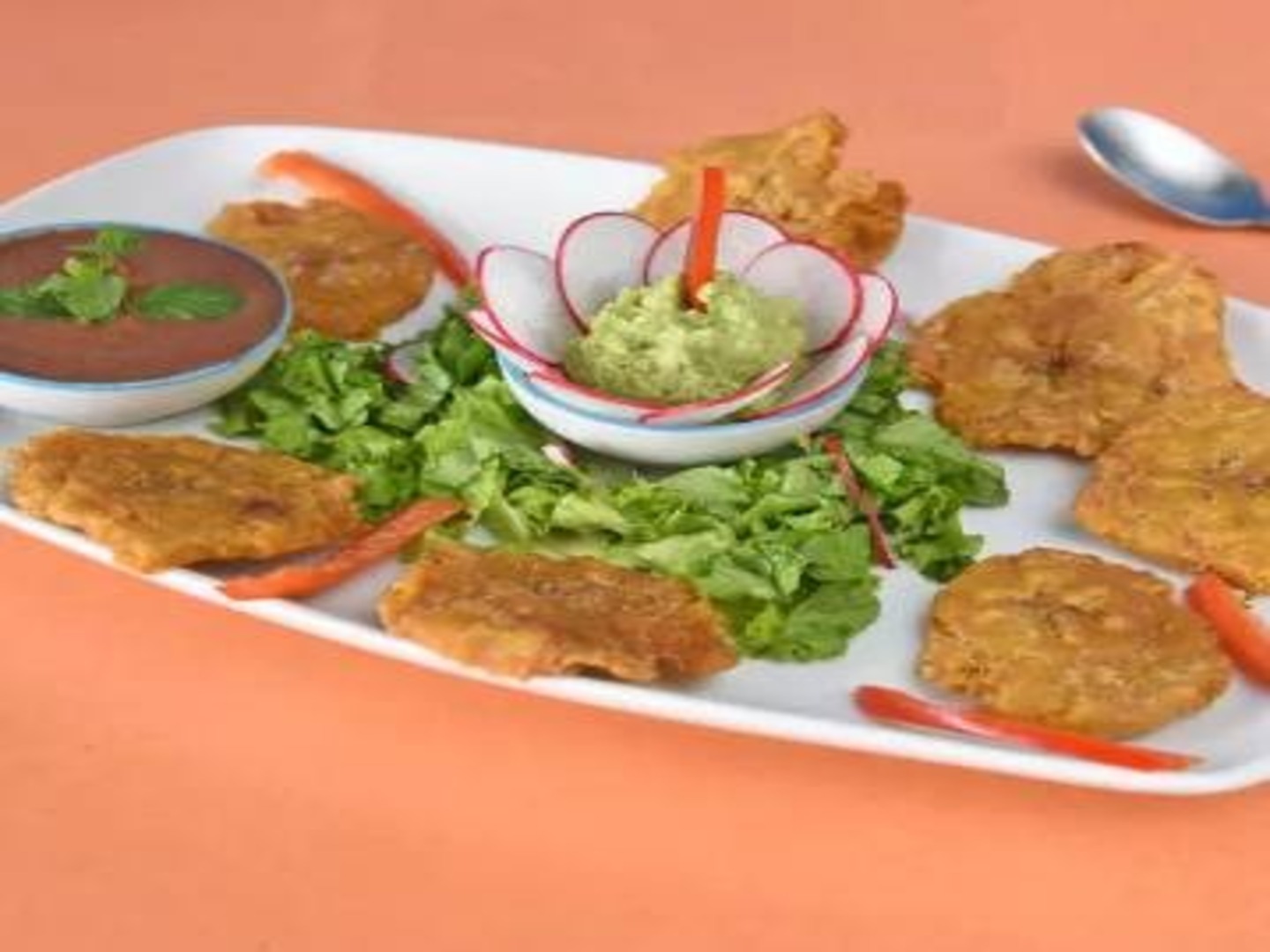 Patacones con Frijoles Molidos y Guacamole.