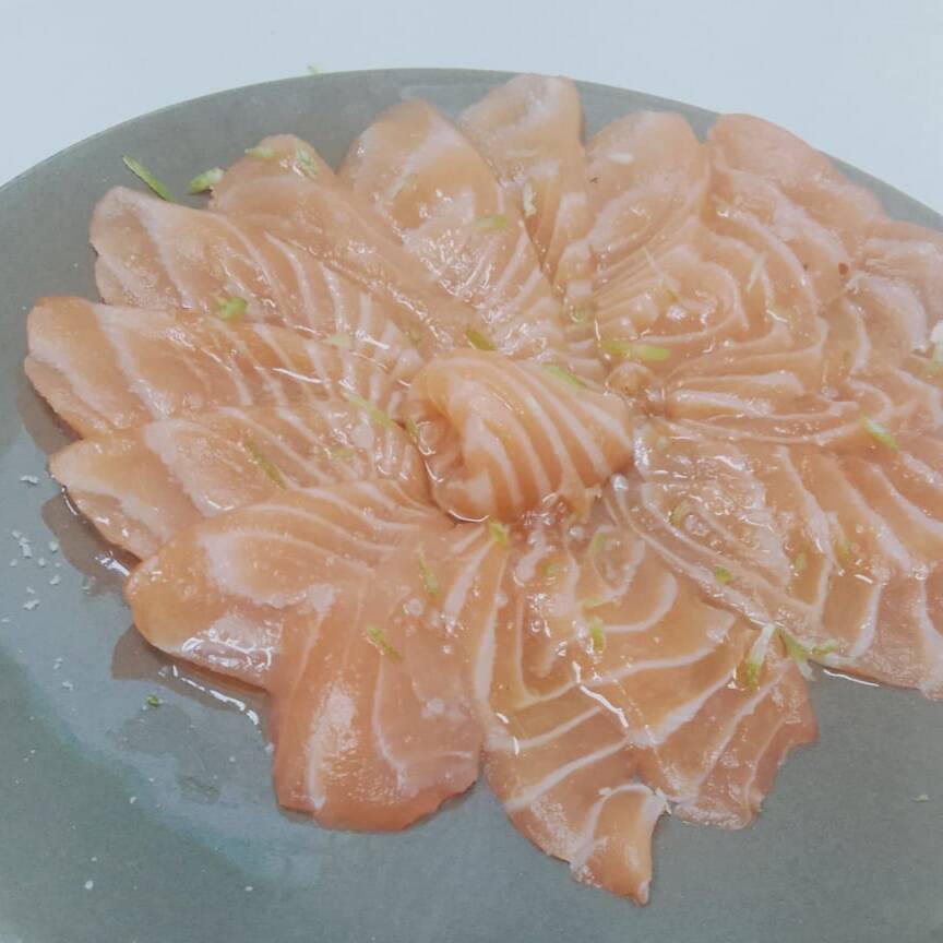 Sashimi de salmão trufado com raspas de limão e flor de sal.